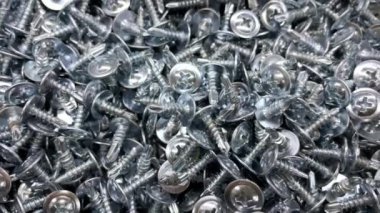 Bir sürü kendini becerme arka plan vidaları. Metal kaplama imalatı. Onarım veya onarım için donanım