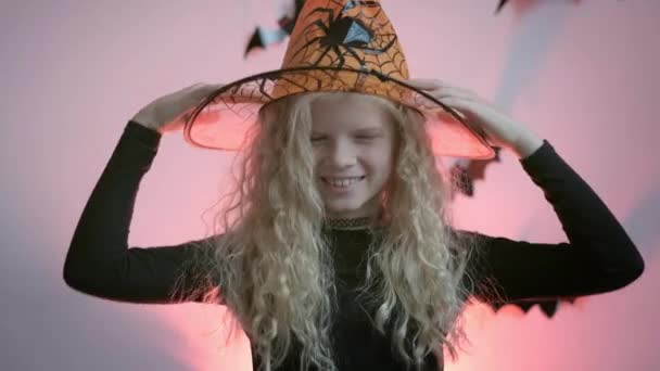 Хэллоуин детей Портрет блондинка девушка в костюме ведьмы дома. Риди на уловку или угощай праздником — стоковое видео