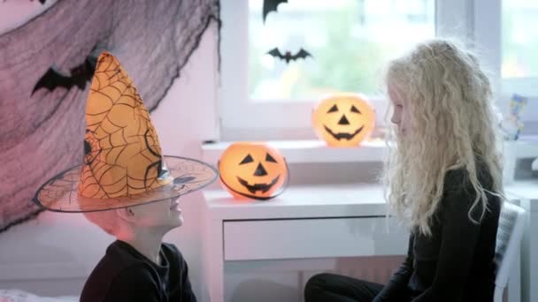 Halloweenkinderen Broer en zus bereiden zich voor op Halloween thuis verkleed. Jongen en meisje Klaar voor de truc of traktatie vakantie — Stockvideo