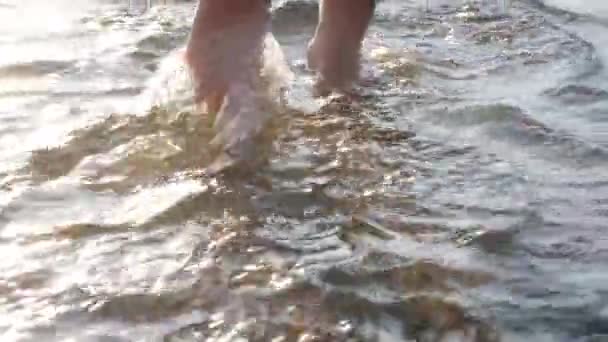 Descalzo niños piernas pies caminando en la playa de agua del océano. Vacaciones de verano, vacaciones, viaje en familia. Turismo a países cálidos — Vídeo de stock