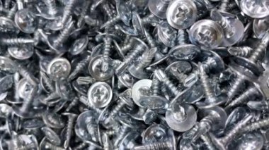 Bir sürü kendini becerme arka plan vidaları. Metal kaplama imalatı. Onarım veya onarım için donanım