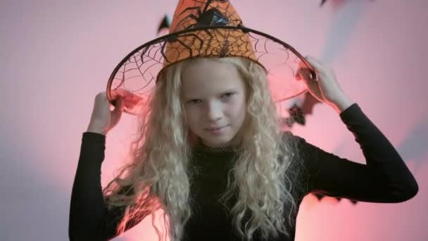 Halloween kinderen Portret blond meisje in heks kostuum thuis. Klaar voor de truc of traktatie vakantie — Stockvideo