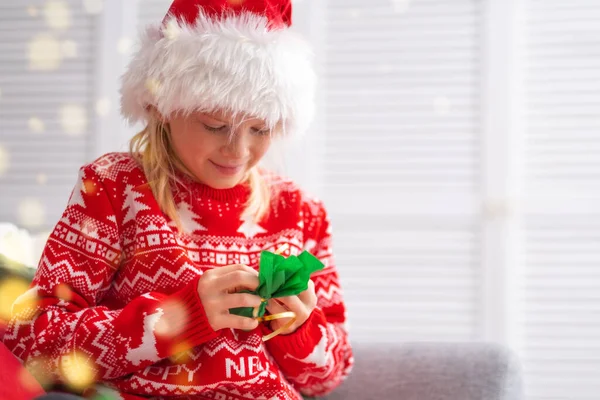 Barnflicka öppnar små gåva överraskningar adventskalender. Glad väntan Jul och nytt år. — Stockfoto