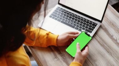 iPhone 12 akıllı telefonu kullanan ve yeşil ekranı gören bir kız Chroma tuşuna basıyor sosyal medyayı okuyarak sosyal medyayı okuyor 20.12.21 St. Petersburg Rusya