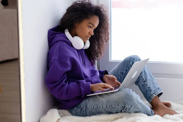 Heureuse fille afro-américaine attrayante travail de bureau à distance de la maison Femme noire à l'aide d'un ordinateur portable enseignement à distance en ligne éducation et travail . — Photo