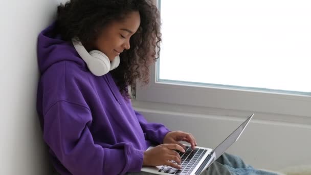 Boldog vonzó afro-amerikai lány dolgozik irodai munka távolról otthonról Fekete nő használja laptop számítógép Távolság tanulás online oktatás és a munka . — Stock videók