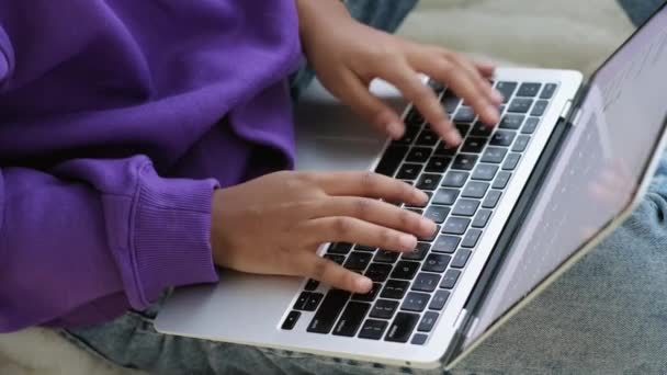 Щаслива приваблива афро-американська дівчина працює в офісі робота віддалено від дому Чорна жінка використовує ноутбук комп'ютер Дистанційне навчання онлайн-освіта і робота  . — стокове відео