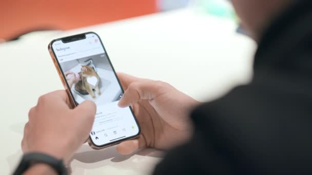 Człowiek za pomocą iPhone 12 smartphone wciśnięcie palca, czytanie social media przewijanie Instagram jak w Internecie. Telefon komórkowy w dwóch rękach w domu lub w pracy. 26.08.21 Petersburg Rosja — Wideo stockowe