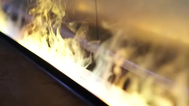 Close-up umělý elektronický krb hořící kouřem. Bio krb hoří. Moderní inteligentní ekologické alternativní technologie Návrh interiéru interiéru. — Stock video