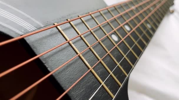 Zoom avant de frettes noires fretboard corde de guitare acoustique — Video