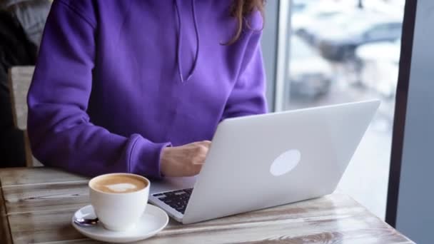 Дистанционное обучение онлайн образование и работа Счастливая женщина работает в офисе удаленно от кафе Использование ноутбука компьютер и пить кофе — стоковое видео