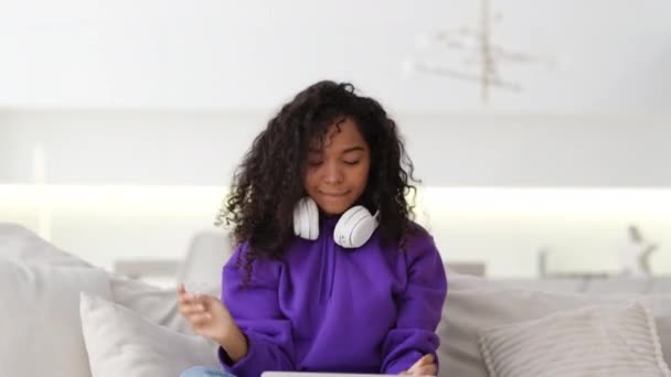 Счастливая привлекательная африканская девушка работает в офисе удаленно от дома Черная женщина с помощью ноутбука компьютер дистанционное обучение онлайн образование и работа . — стоковое видео