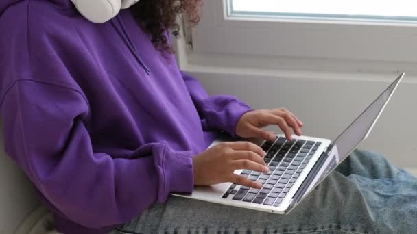 Glad attraktiv afrikansk amerikansk flicka arbetar kontor arbete på distans hemifrån Svart kvinna med bärbar dator Distans lärande online utbildning och arbete . — Stockvideo