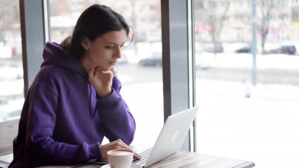 Jarak belajar pendidikan online dan bekerja Happy woman kantor kerja gadis jauh dari kafe menggunakan laptop komputer dan minum kopi — Stok Video