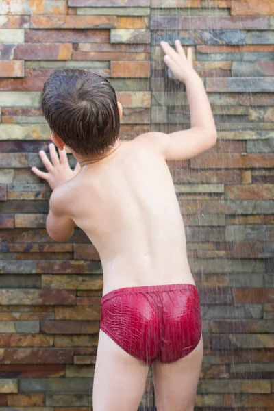 Kind onder de douche — Stockfoto