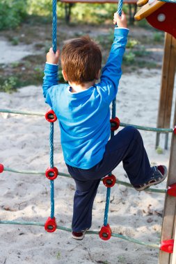 küçük çocuk kask tırmanma