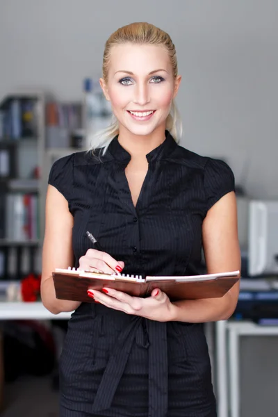 Zakenvrouw met checklist — Stockfoto