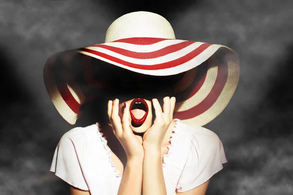 Doamnă cu pălărie — Fotografie, imagine de stoc