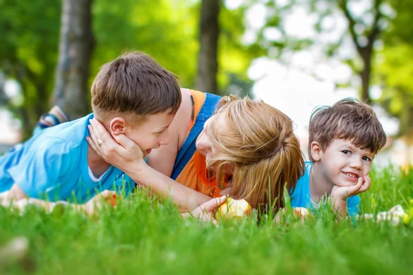 Família caucasiana feliz na natureza — Fotografia de Stock