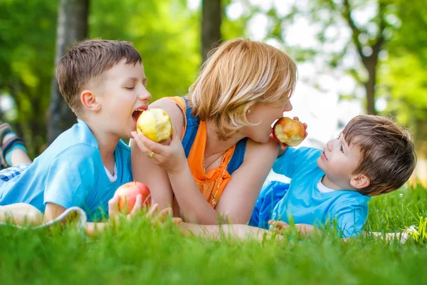 Family eating apple in the nature — Stock Photo, Image