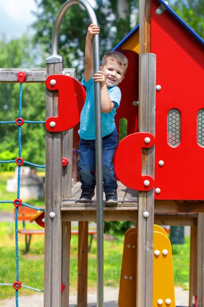 Мальчик Смили на игровую площадку — стоковое фото