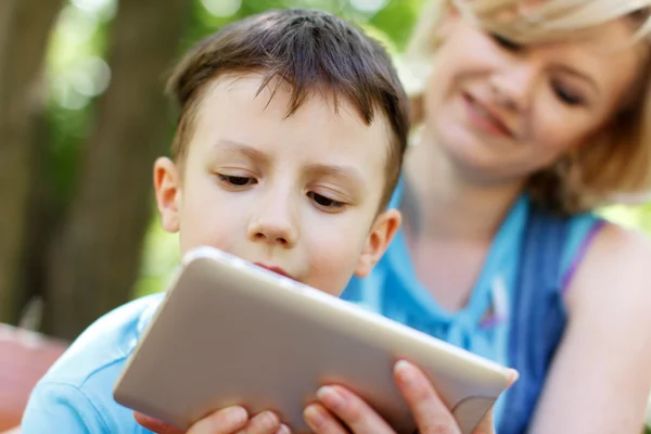 Garçon d'âge préscolaire jouant sur tablette — Photo