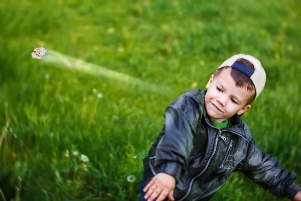 Bad boy throw gravel away — Stock Photo, Image