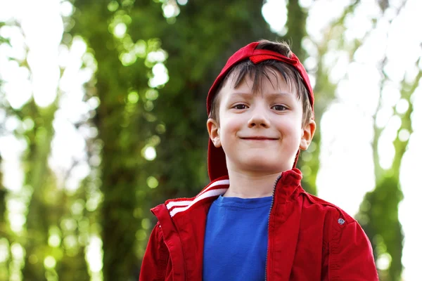 Stolzer Junge in der Natur — Stockfoto