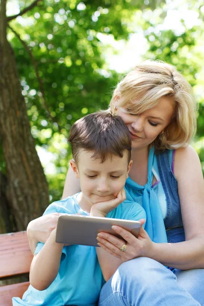 Mutter und Sohn spielen zusammen am Tablet — Stockfoto