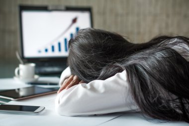 ofiste uyumak yorgun iş kadını