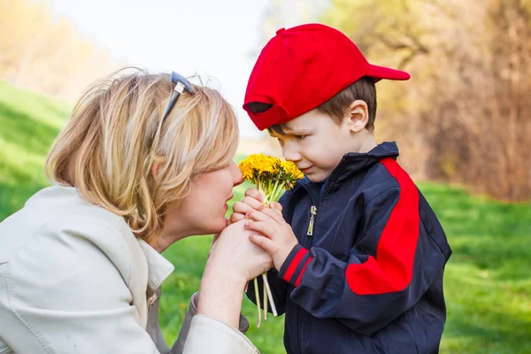 Mãe e menino com flor — Fotografia de Stock