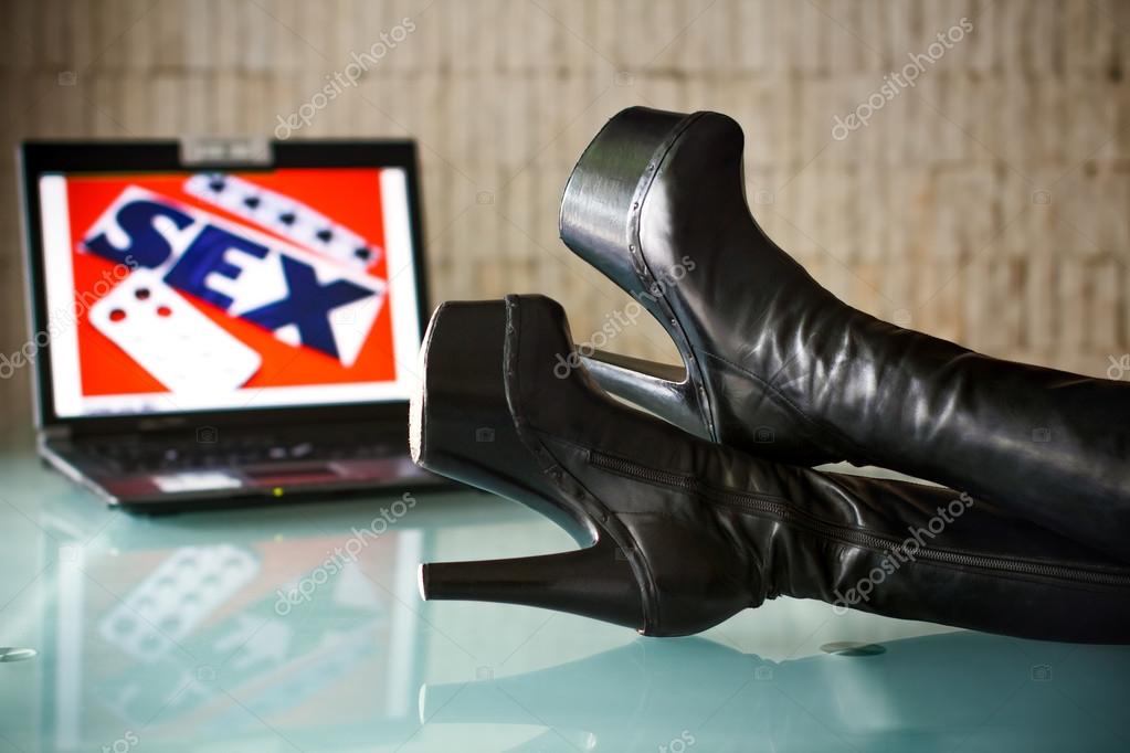 Duże czarne buty seksu