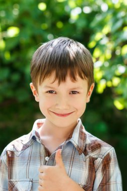 küçük çocuk başparmak yukarı