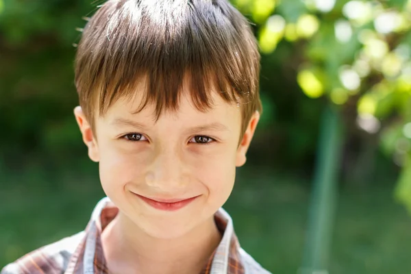 Маленький мальчик улыбается на улице — стоковое фото