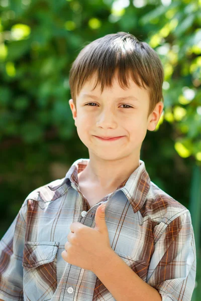 Malý chlapec palec nahoru venkovní — Stock fotografie