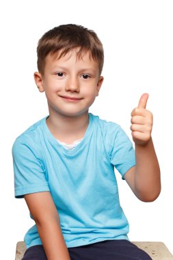 genç çocuk başparmak yukarı