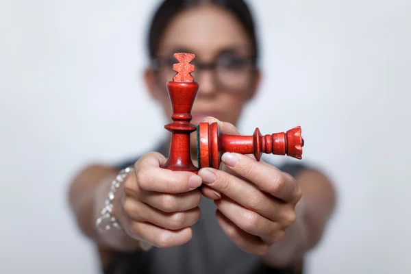 Brunette vrouw met chess cijfers — Stockfoto