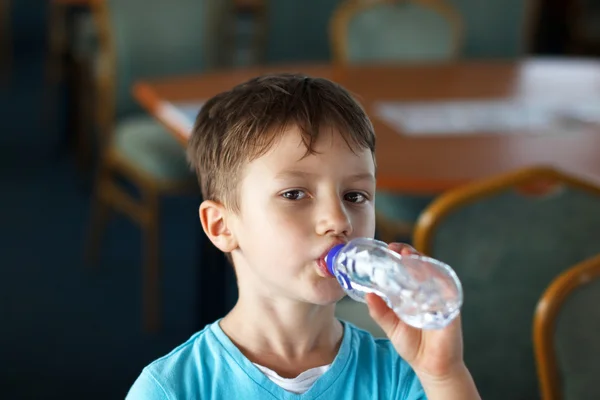 Kleiner Junge trinkt Wasser — Stockfoto