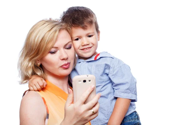 Mère heureuse avec fils et smartphone — Photo