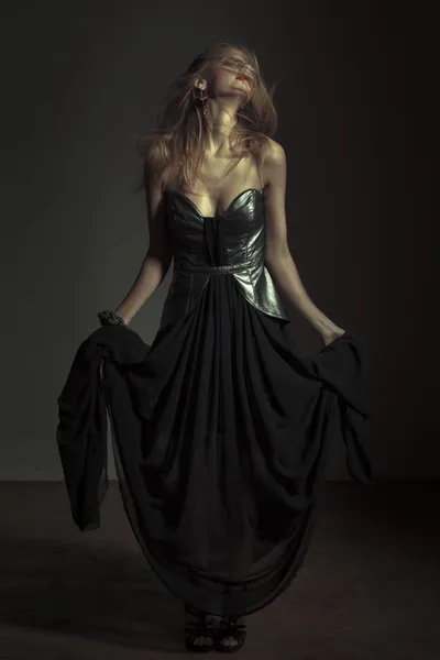 Femme émotionnelle sexy posant en robe de soirée — Photo