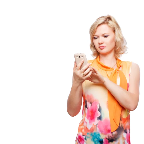 Blonde vrouw bedrijf smartphone — Stockfoto