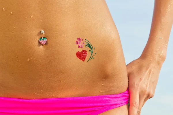 Vrouw met glitter-tattoo — Stockfoto