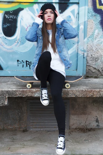 Urban girl with skateboard — Stock Photo, Image