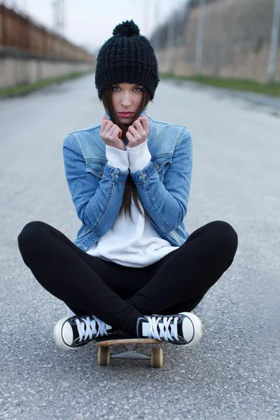 Genç Moda esmer kaykaycı kız 