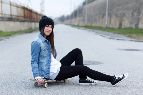 Young fashionable brunette skateboarder girl — Stock Photo, Image