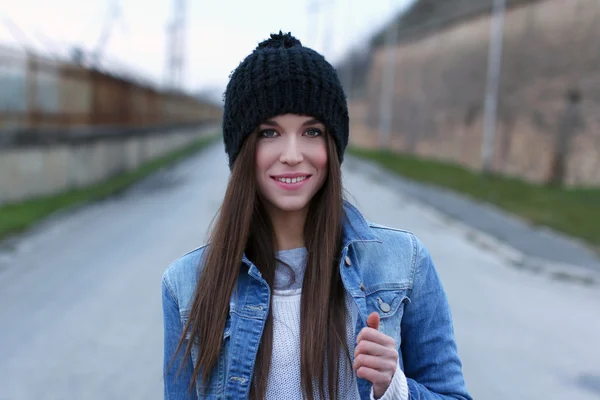 Hermosa mujer morena en gorra de invierno — Foto de Stock