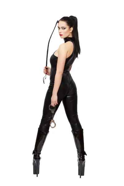 Sexy žena v latex catsuit a boty drží bič — Stock fotografie