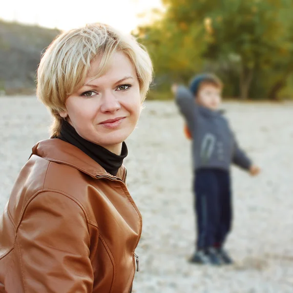 Mama fericita cu fiul — Fotografie, imagine de stoc