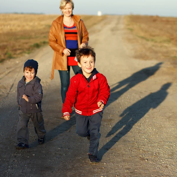 Gelukkige familie buiten — Stockfoto