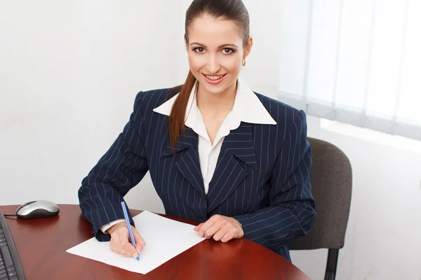 Feliz empresaria escribir en papel en blanco con pluma —  Fotos de Stock